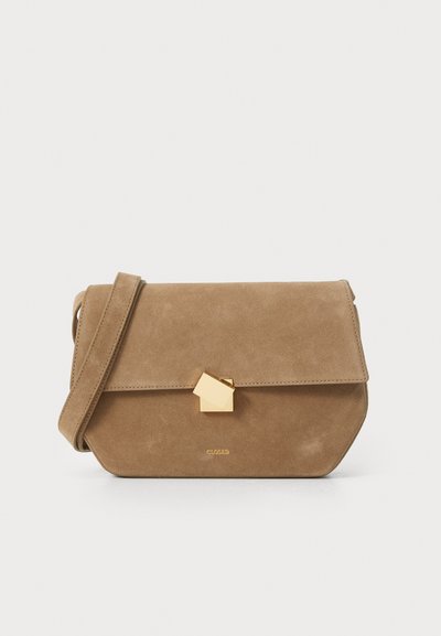 Geantă crossbody din suede maro cu un închizător geometric din aur. Are un design plat și curea ajustabilă, cu un logo subtil embosat pe față.