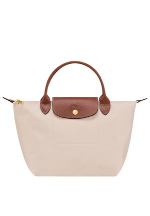 Sac fourre-tout beige avec des poignées en cuir marron et un rabat, fermeture par bouton doré et petite tirette de fermeture éclair dorée sur le côté.