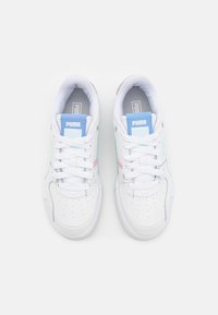 Sneakers bianche con finitura in pelle liscia, dotate di dettagli pastello in verde menta e rosa, punta perforata e linguetta con logo.
