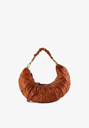 Sac à main en cuir marron en forme de croissant avec des détails froncés, des ferrures dorées et une courte bandoulière froncée.