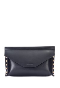 Marinblå läderkuvertväska med spetsig flap, som har guldnitar längs sidorna och ett präglat logo längst ner på framsidan. Slät textur.