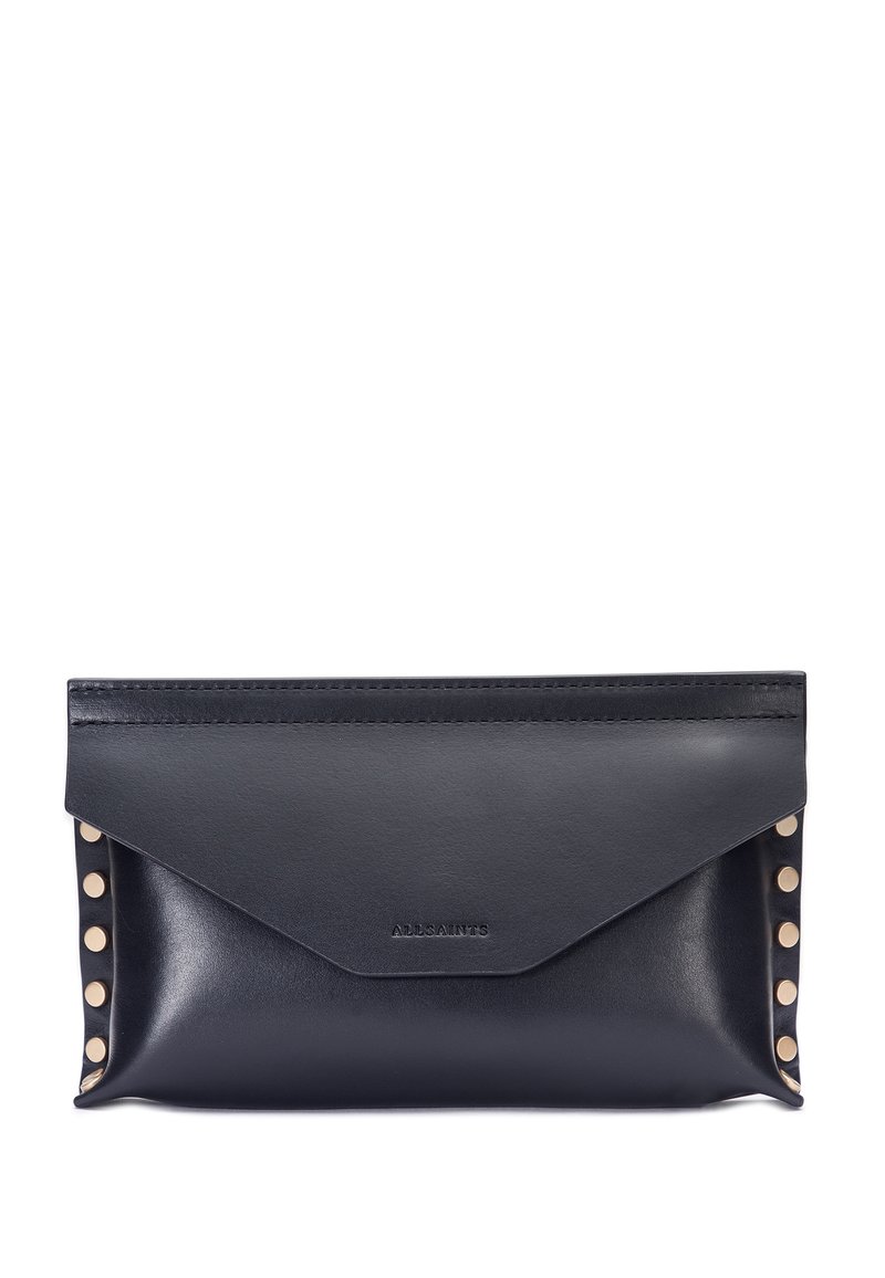 Marinblå läderkuvertväska med spetsig flap, som har guldnitar längs sidorna och ett präglat logo längst ner på framsidan. Slät textur.