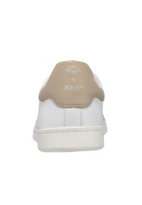 Hvide sneakers med beige læderhælkant, der har en struktureret sål og prægede detaljer på hælen. Slankt, minimalistisk design.