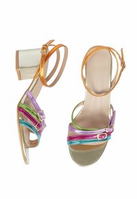 Sandali con tacco alto e fasce, in tonalità metalliche di rosa, verde, blu e arancione, con un tacco spesso e una fibbia alla caviglia. Finitura liscia.