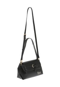 Bolso de mano de imitación cuero negro con un diseño estructurado, detalle de lazo, herrajes dorados, correa ajustable y una superficie texturizada.