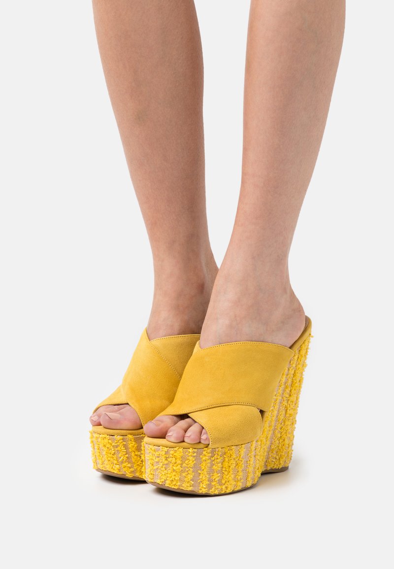 Guess TEISHA - Mules de salto - yellow