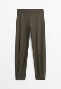 Dunkelolivgrüne, gerade geschnittene Hose mit hohem Bund und Bügelfalten auf weißem Hintergrund.