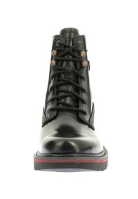 Bota de piel negra hasta el tobillo con punta redonda, ojales metálicos y cordones negros. Presenta un panel lateral texturizado y una suela con acentos en rojo.