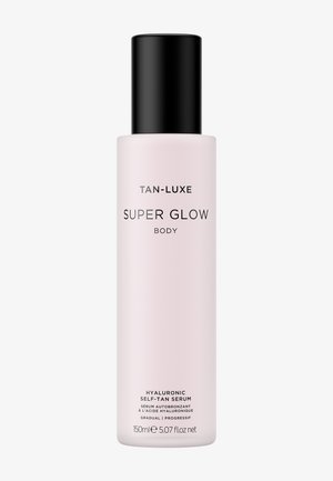 Tan-Luxe Super Glow Body Hyaluron-Selbstbräunungsserumflasche, 150 ml, mit schwarzem Deckel auf schlichtem weißem Hintergrund.