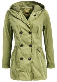 Olivgrön parkas med dubbelknäppning, stora svarta knappar, huva och sidofickor med texturerade detaljer.