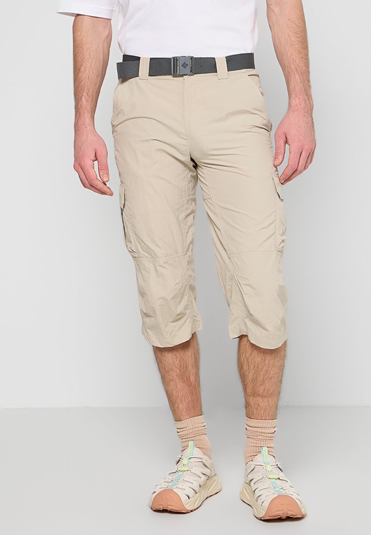 Beige Cargo-Shorts aus leichtem Stoff. Sie verfügen über einen Gürtel, Seitentaschen und ein knielanges Design. Texturierte Oberfläche sichtbar.