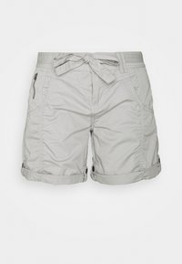 Pantalones cortos de color gris claro, hechos de una tela ligera, con cintura con cinturón, puños doblados y bolsillos laterales con cierres de cremallera.