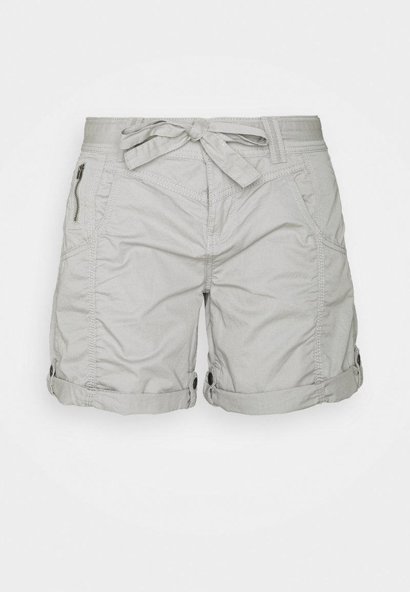 Pantalones cortos de color gris claro, hechos de una tela ligera, con cintura con cinturón, puños doblados y bolsillos laterales con cierres de cremallera.