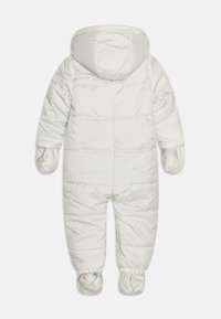 Pantalón de nieve blanco acolchado con capucha, mangas largas y manoplas integradas. Presenta una textura acolchada y puños elásticos para un ajuste ceñido.