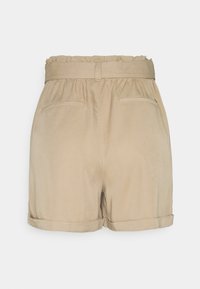 Béžové šortky s řaseným elastickým pasem, dvěma kapsami, hladkým povrchem a ohrnutými manžetami na lemu.