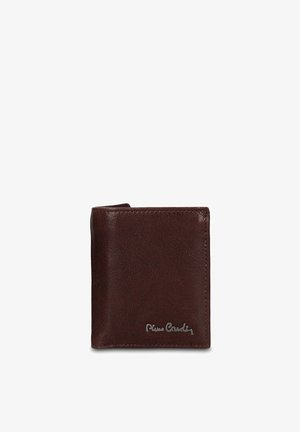 Bruine leren portemonnee met een getextureerd oppervlak, bi-fold ontwerp en een metalen logo-detail in de onderste hoek.