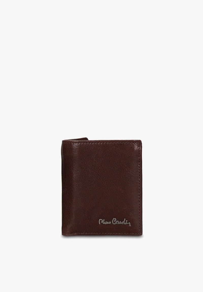 Bruine leren portemonnee met een getextureerd oppervlak, bi-fold ontwerp en een metalen logo-detail in de onderste hoek.