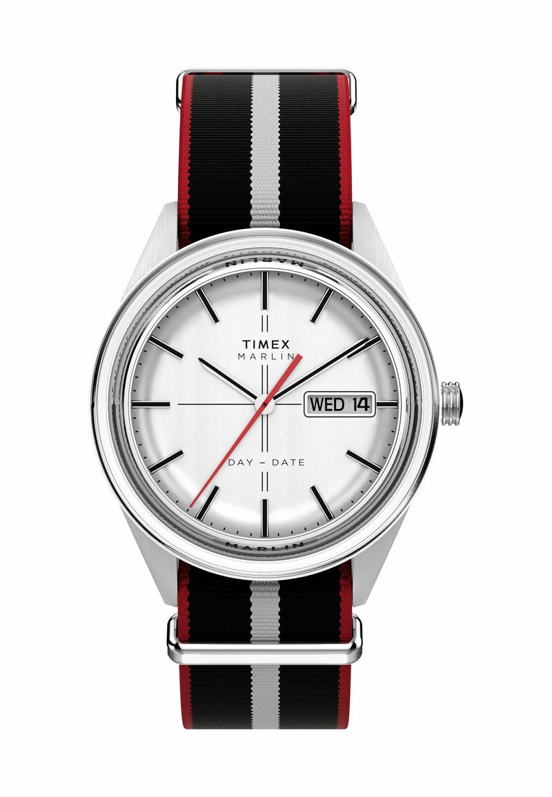 Zegarek Timex Marlin ma srebrną kopertę ze stali nierdzewnej, białą tarczę, czerwoną wskazówkę sekundową oraz paskiem z czarnego, czerwonego i szarego nylonu w paski.