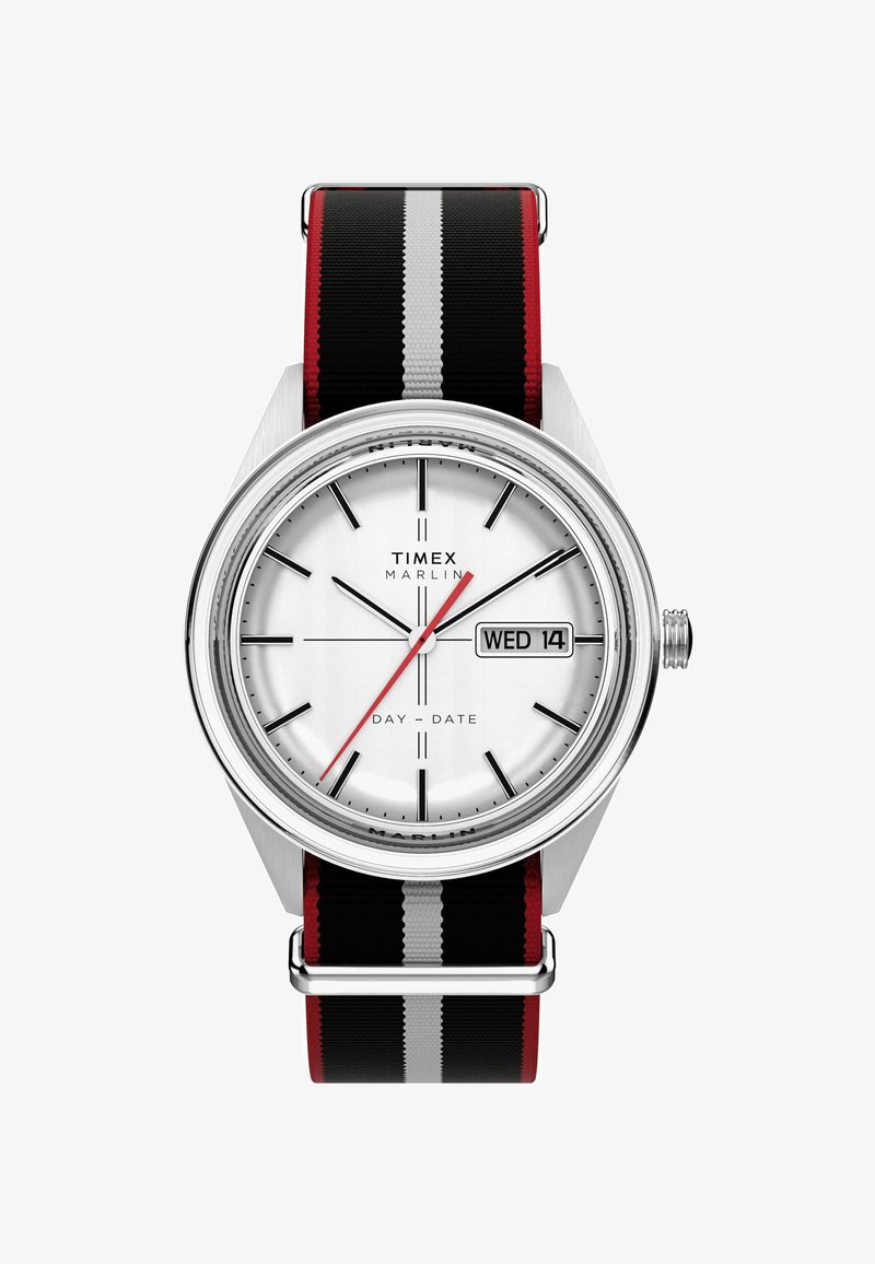 Ure Timex Marlin ima srebrno ohišje iz nerjavečega jekla, belo številčnico, rdečo sekundno kazalce in črno-rdeče-sivo najlonsko zaponko z črtami.