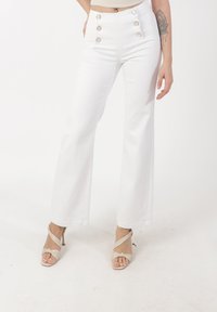 Hvide højttaljede bukser med en struktureret pasform, der har fem knapper i guldtoner og brede ben. Glat tekstur og minimale syningsdetaljer.