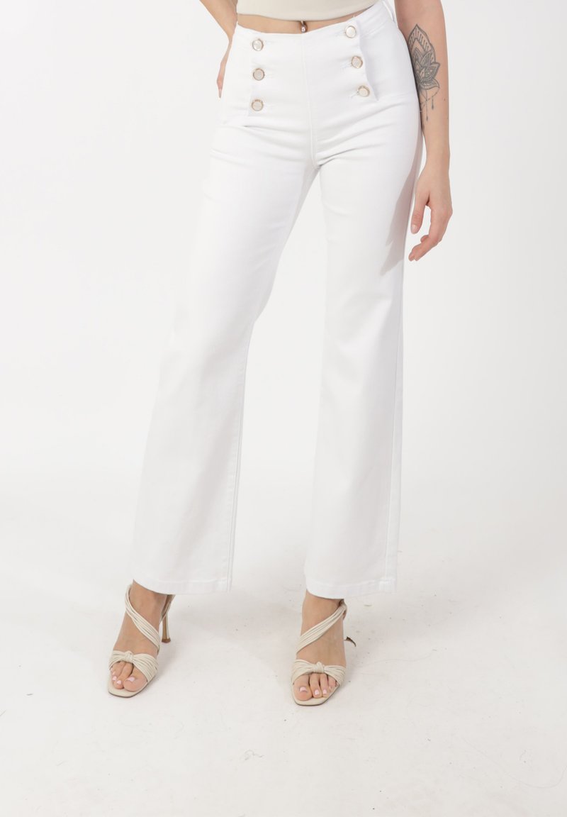 Hvide højttaljede bukser med en struktureret pasform, der har fem knapper i guldtoner og brede ben. Glat tekstur og minimale syningsdetaljer.