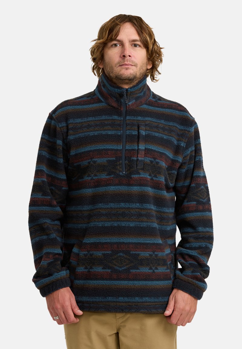 Fleece pullover met een kwart-rits, met blauwe, bordeauxrode en zwarte horizontale strepen en geometrische patronen. Zachte textuur, ontspannen pasvorm.