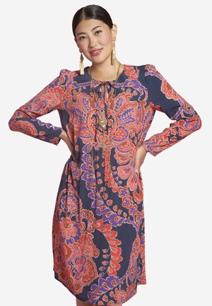 Kleid mit floralem Muster auf navyblauem Hintergrund, verziert mit roten und lila Akzenten. Mit langen Ärmeln, Details mit Bindeband am Hals und lässiger Passform.