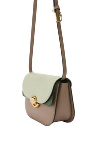 Torebka crossbody z złotym zapięciem, posiadająca jasnoróżową klapkę i beżowy korpus. Gładka skórzana tekstura, z kontrastującymi ciemnymi brzegami.