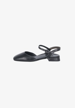 Sandale basse en cuir noir avec bout pointu fermé et bride de cheville réglable avec boucle.