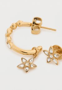 Χρυσό σκουλαρίκι κρίκος με υφή, διακοσμημένο με χάντρες και αποσπώμενο μενταγιόν σε σχήμα λουλουδιού με διαφανείς πολύτιμους λίθους κομμένους σε σχήμα μαρκίζ.