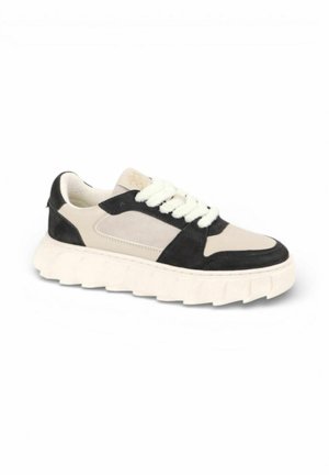 Baskets épaisses avec panneaux noirs et beiges, semelle blanche épaisse et texturée, lacets blancs, vues de côté sur fond blanc.