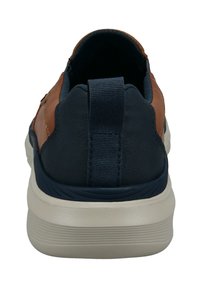 Braune und marinefarbene Sneaker, mit einem glatten Lederobermaterial, einem Stoff-Fersenring und einer strukturierten Gummisohle. Die Rückansicht betont die Nähdetails.