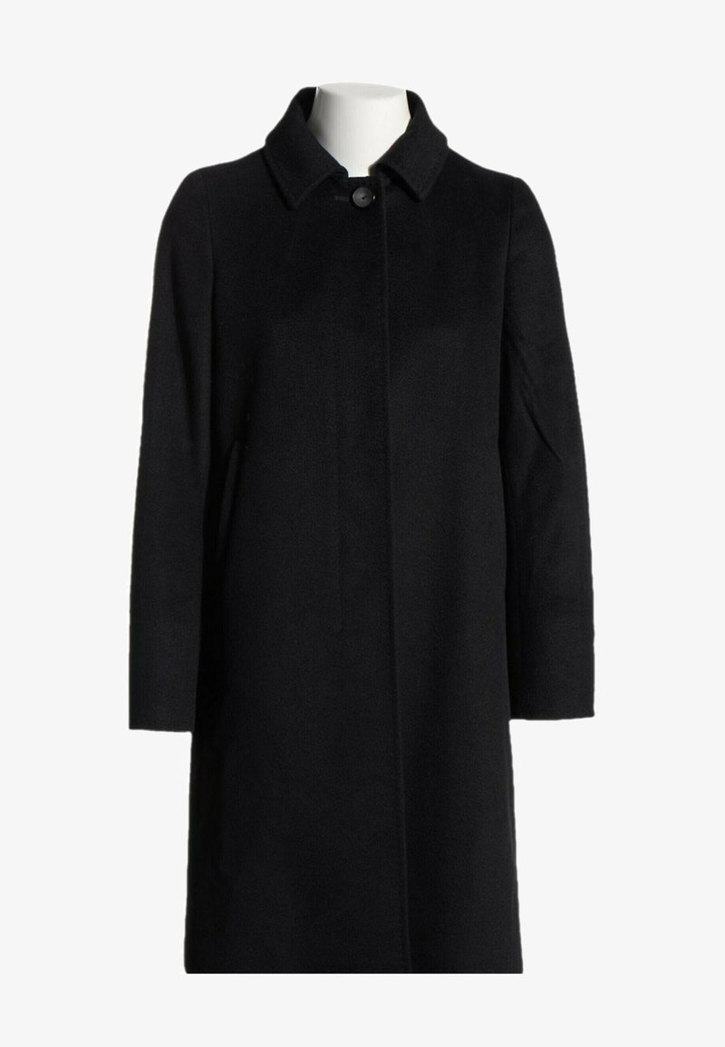 Long manteau en laine noire avec col, un seul bouton visible au niveau du cou, et fermeture avant dissimulée sur un mannequin blanc.