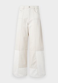 Beige široké kalhoty z denimu, s patchworkovým designem a světlejšími panely, vysokým pasem a předními kapsami.