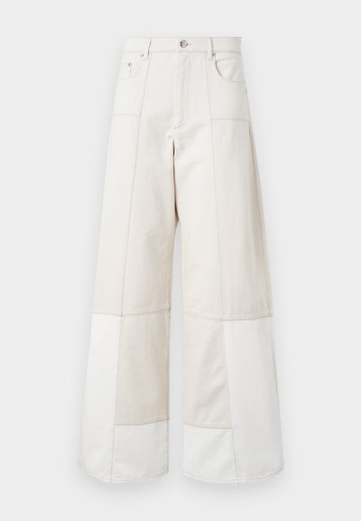 Beige wijde denim broek met een patchworkontwerp met lichtere delen, hoge taille en voorzakken.