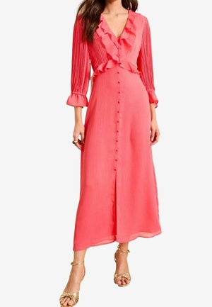 Korallenrotes Midikleid mit gerafftem Ausschnitt und Ärmeln. Verfügt über eine durchgehende Knopfleiste, plissierte Struktur und einen kleinen Schlitz am Saum.