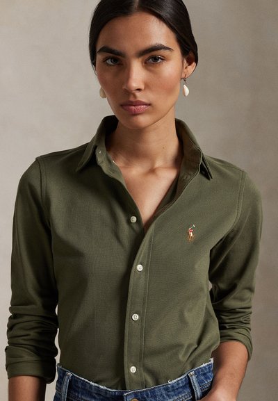 Olivovo zelená košeľa na gombíky z textúrovaného materiálu s dlhými rukávmi, s malým vyšívaným logom a bielymi gombíkmi na prednom páse.