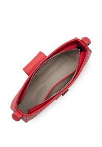 Borsa in pelle rossa con chiusura a cerniera e fodera interna beige. La borsa ha una forma ovale con un manico spesso e robusto.