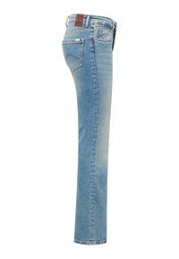Jeans de denim azul claro con un diseño de pierna recta, que presentan una cintura de altura media, bolsillos traseros y un acento de cinturón de cuero marrón.