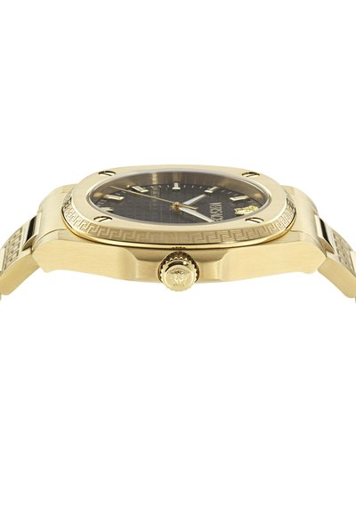 Montre-bracelet dorée avec cadran noir texturé, chiffres et aiguilles dorés, lunette gravée, et couronne décorative avec emblème.