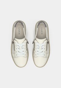 Valged nahast tossud, mille kandil on tekstuuriga halli detail, ümmarguse varbaosaga, lameda tallaga ja kahe tõmblukuga külgedel.