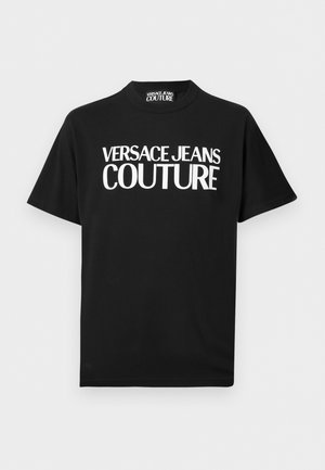 Tricou negru cu mâneci scurte, cu text alb îndrăzneț „VERSACE JEANS COUTURE” centrat pe față și o etichetă asortată în interiorul gulerului.
