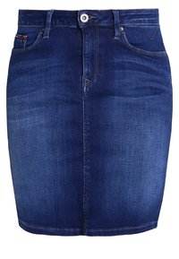 Mörkblå denimpennkjol med en figurnära design, framknapp och dragkedjestängning samt subtil blekning; har ton-i-ton-sömmar.