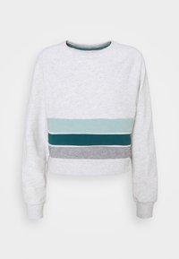 Crop mikina světle šedé barvy s třemi vodorovnými pruhy v barvě modrozelené, tmavě zelené a šedé. Má žebrované manžety a výstřih. Měkká textura.