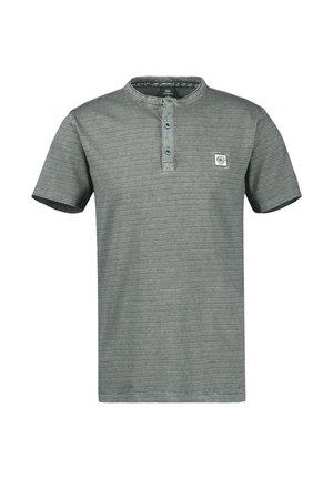 Grå henley t-shirt med korte ærmer, svage horisontale striber, to knapper på pladen og lille logo på venstre bryst.