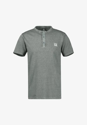 Kurzärmeliges graues Henley-Shirt mit dezenten horizontalen Streifen, Zweiknopfleiste und kleinem Logo-Patch auf der linken Brust.