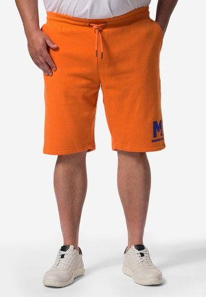 Shorts en coton orange avec une taille ajustable, dotés de poches latérales et d'un logo bleu "M" sur la jambe gauche. Texture lisse.