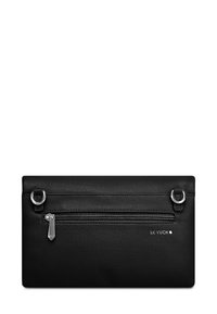 Černá kožená peněženka s texturovaným povrchem, obsahující kapsu na zip a stříbrné kovové doplňky, včetně kroužků na obou stranách.