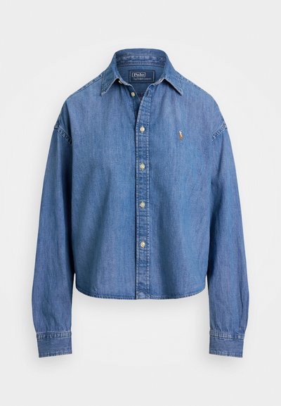 Cămașă din denim de culoare albastru deschis, cu închidere prin butoane, guler deschis și mâneci lungi cu mansete. Insigna cu logo pe piept.