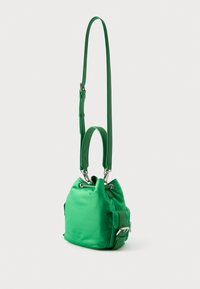 Borsa a secchiello verde in tessuto con chiusura a coulisse, tracolla regolabile e dettagli in metallo argentato. Texture liscia e forma strutturata.